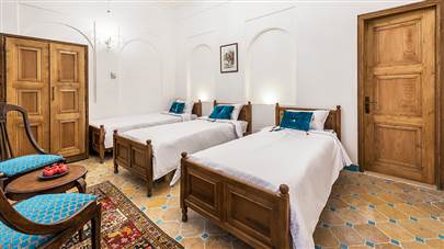 اتاق سه تخته هتل خانه تاریخی قصر منشی اصفهان اتاق سه تخته هتل خانه تاریخی قصر منشی اصفهان